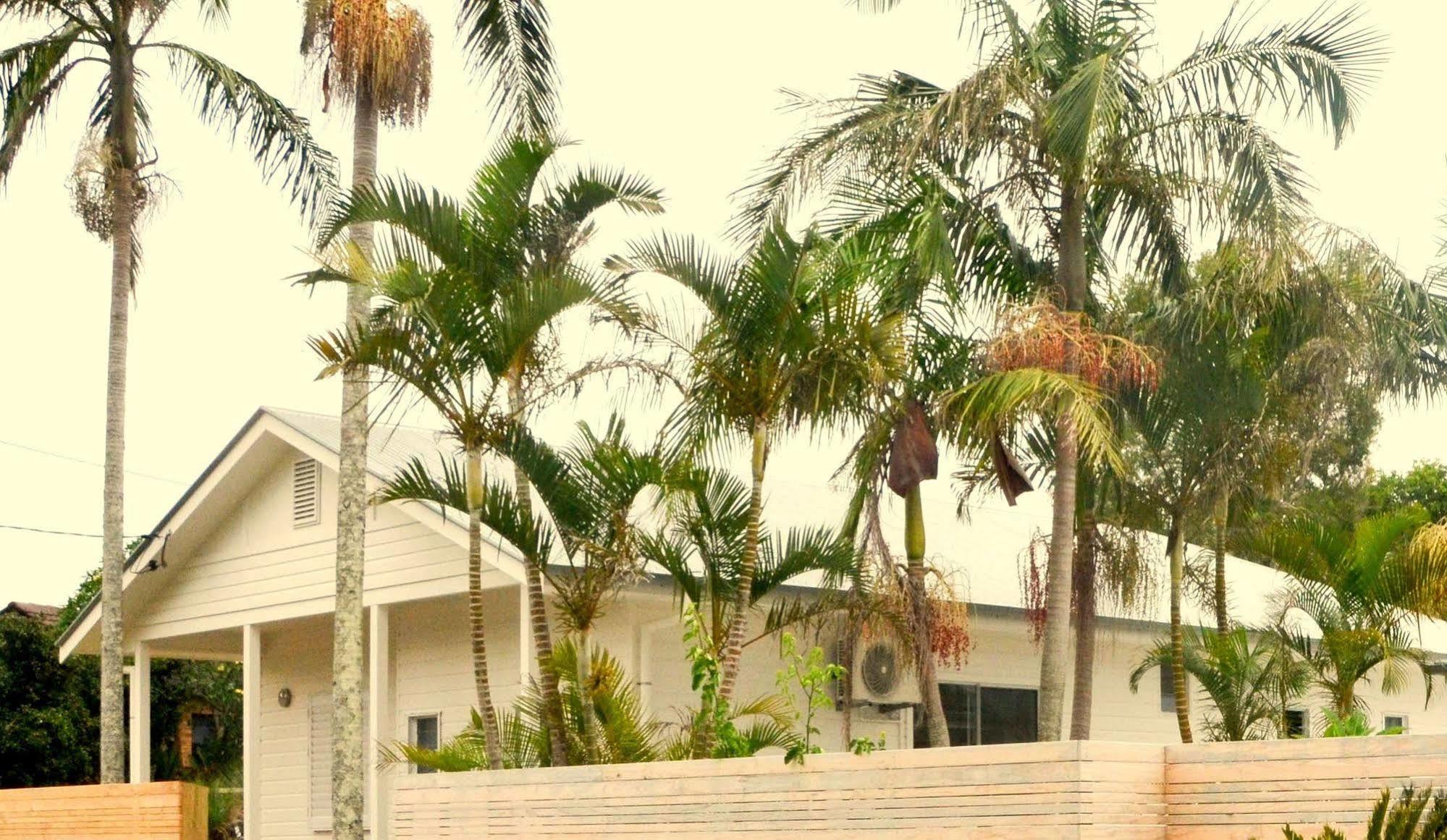 Byron Palms Guesthouse & Spa - Adults Only Byron Bay Exterior photo